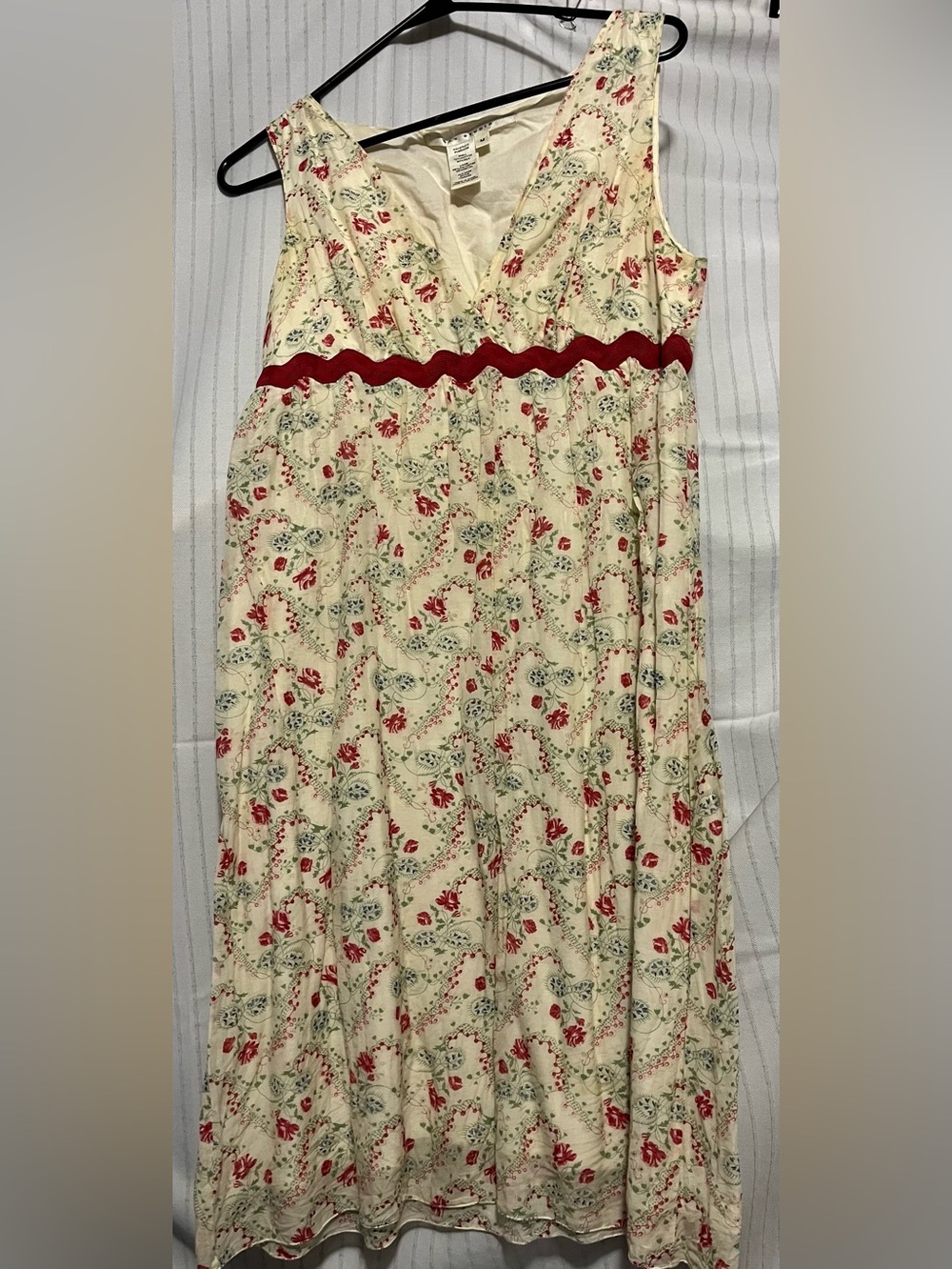Max Studio sleeveless Cream and Red Floral Empire-Waist Dress with Red Trim sz M